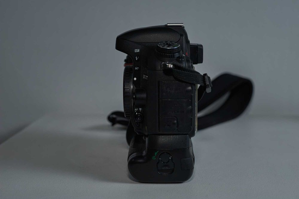 Nikon D600 24.3 MP Digital SLR Camera FULL FRAME + GRIP + 3 Baterias