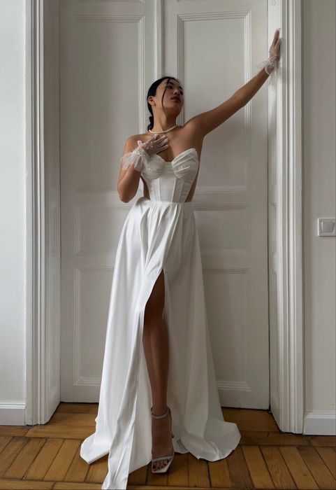 Весільна святкова біла довга сукня