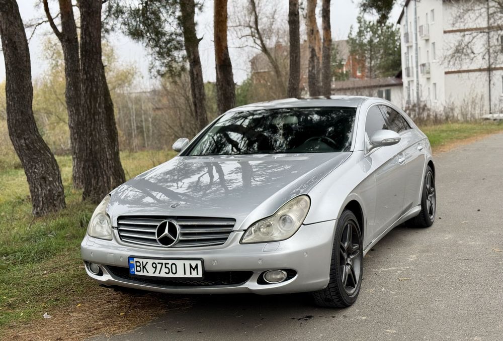 В продажі Mercedes-Benz CLS 350 3.5 Бензин Автомат. Куплений у офіційного дилера Mercedes-Benz в Україні у 2006 році. Кузов без ДТП, без вмʼятин, подряпин та корозії. Вікна рідні, рідний пробіг. Автомобіль в максимальній комплектації: шкіряний перфорований салон з підігрівами та електрорегулюваннями, вентиляція сидінь, Преміальна аудіосистема Harlan/Kardon, круіз контроль, клімат контроль, електродзеркала, парктроніки, AUX, USB, блутуз, гучний звʼязок і т.д. Двигун працює рівно, досить потужний та надійний. Коробка автомат перемикає плавно, два режими ізди. По ходовій тиша, не стукає і не
скрипить. Салон доглянутий, не прокурений, вся електроніка працює. Оригінальні литі диски AMG, гарна гума.
Телефонуйте, приїжджайте, торг
доречний!