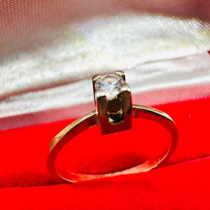 Золота каблучка з діамантом.