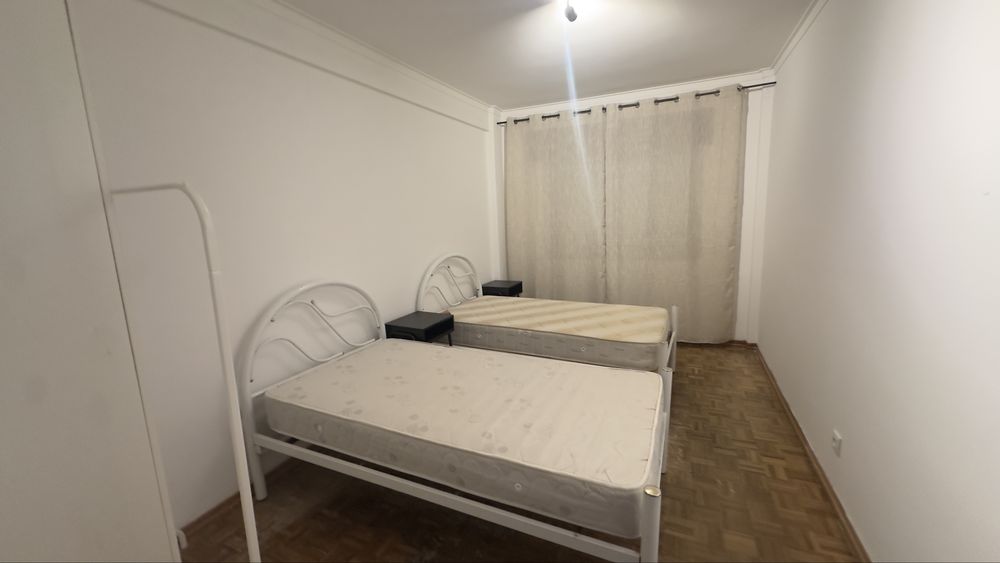 Alugo quarto ao pe de psp de queluz apartamento com