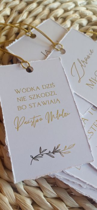 Zawieszki na alkohol z rwanymi brzegami