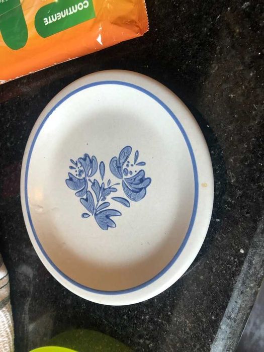 prato de sobremesa azul e branco