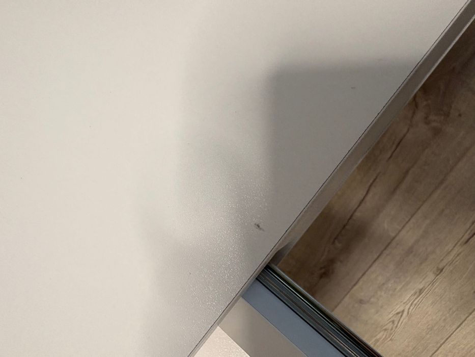 Białe biurko na 4 nóżkach