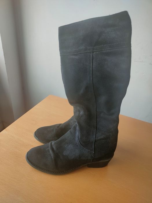 Par de botas usadas, em camurça.