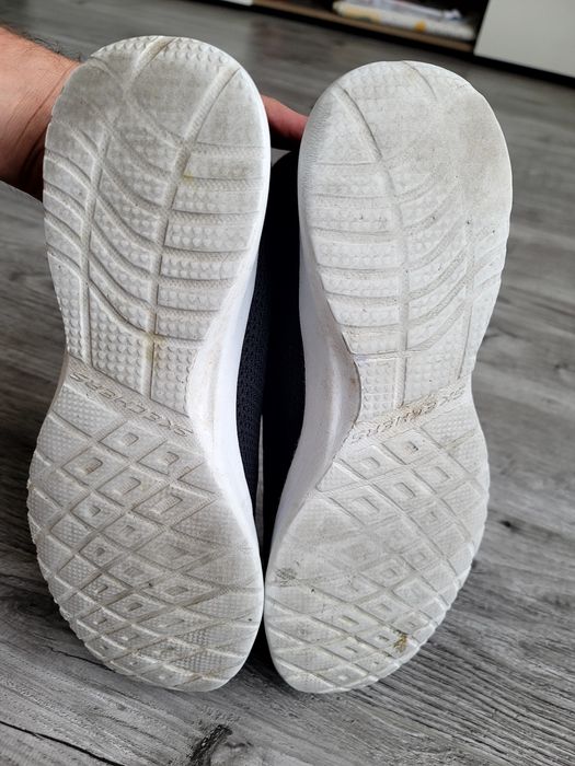 продам фірмові кросівки Skechers Dynamight