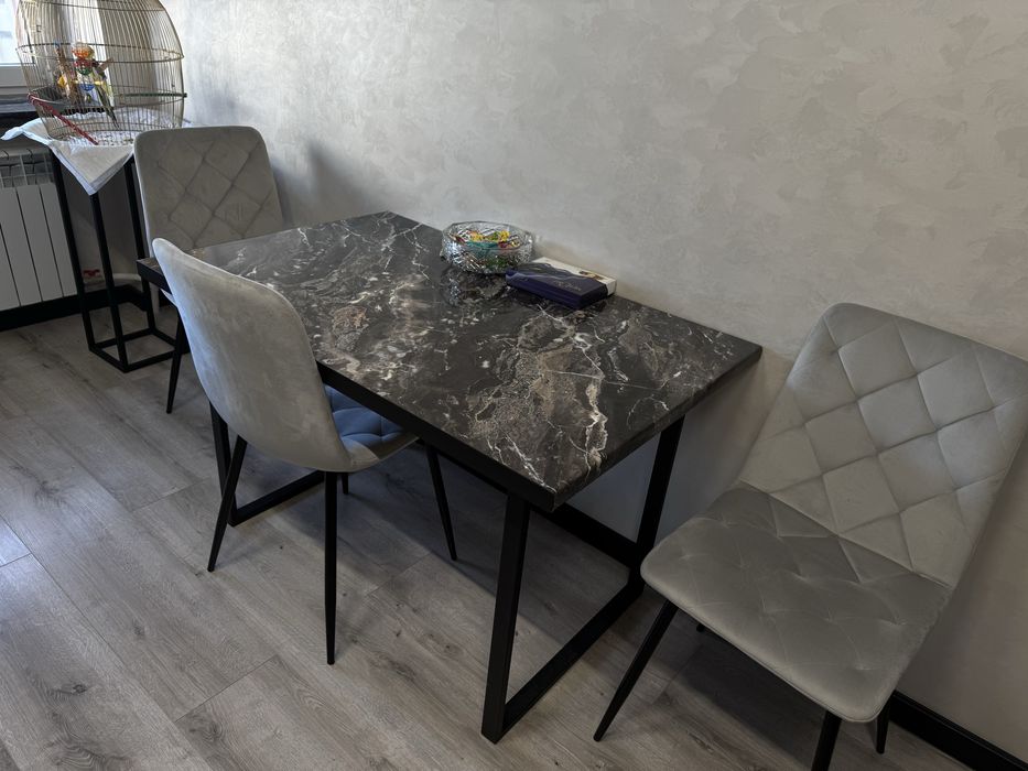 Стіл кухонний новий( без стільців)