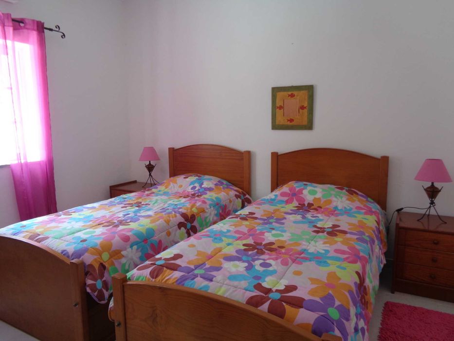 Casa c/barbecue ar condicionado a  250 metros da praia da Galé.