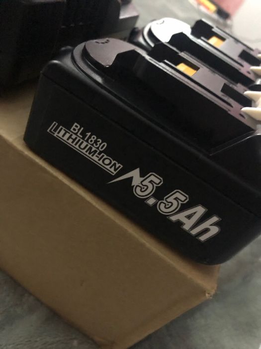 Два акума і зарядка макіта посадка