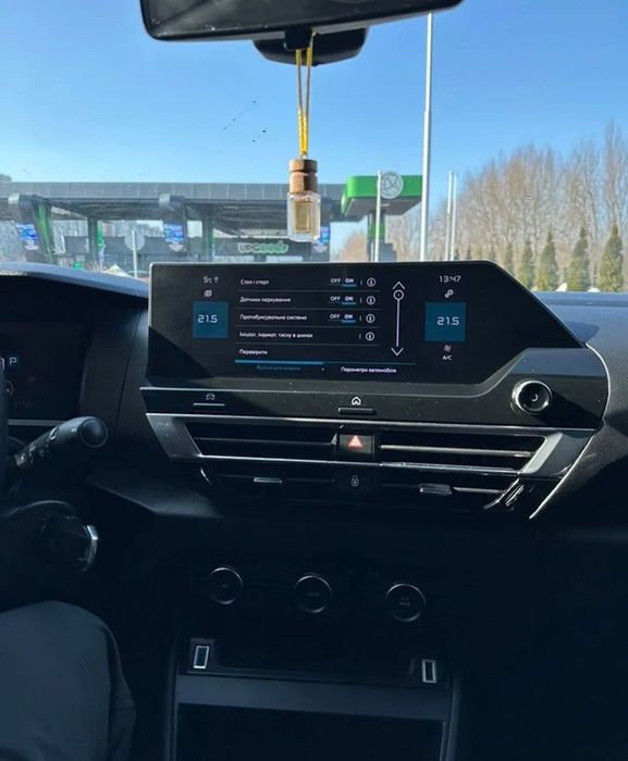 Машина Citroen C4 2021 року