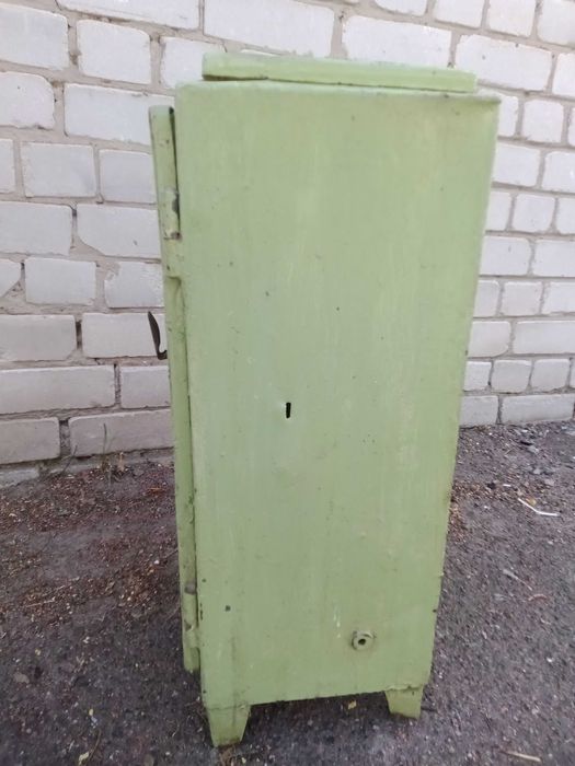 Шкаф металлический с дверцами. Ключик.
Размер: 35см.Х 60см.Х25см.