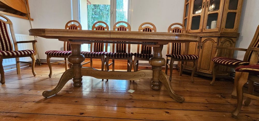 Stół dębowy rozkładany  z 12 krzesłami, witryna, komplet