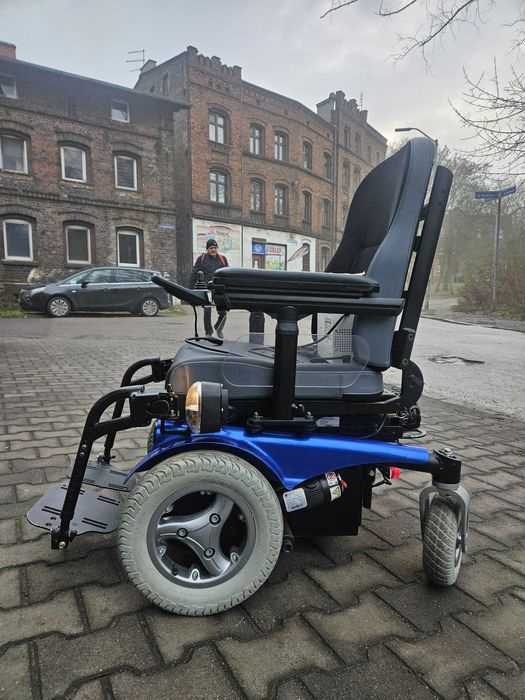 Wózek inwalidzki elektryczny z windą przednim napędem