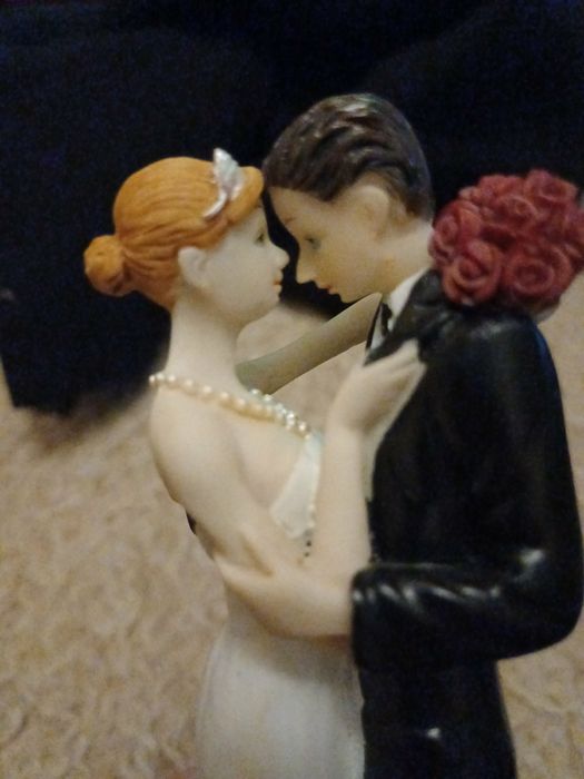 ,,Молодята" - фігурка, статуетка