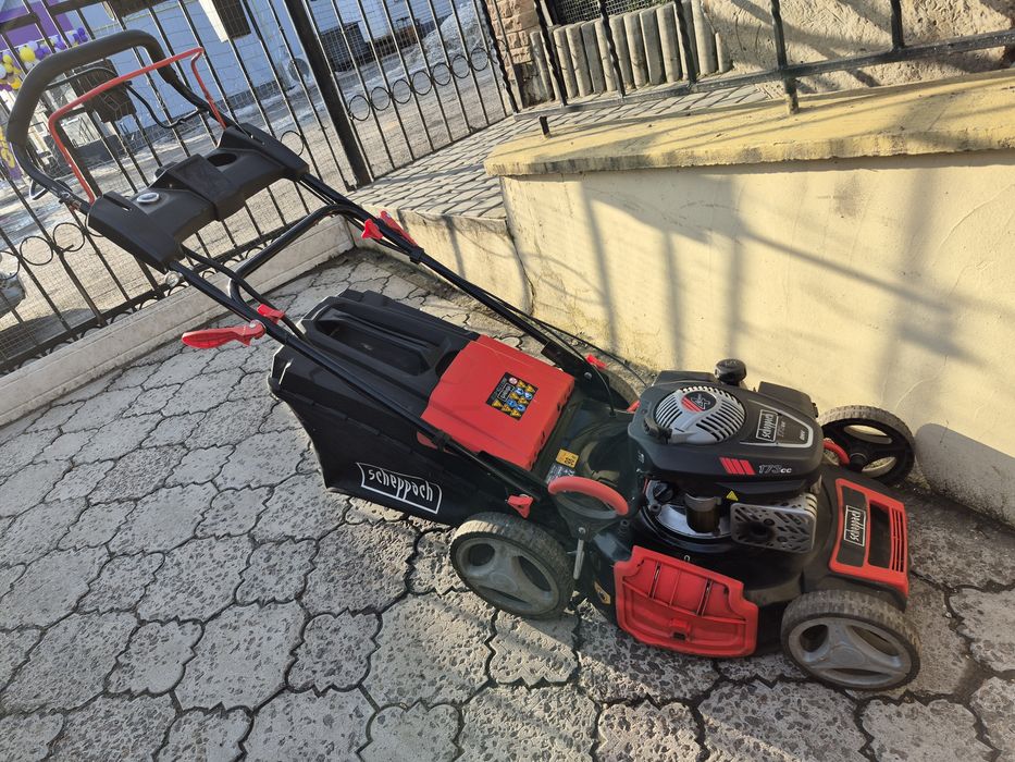 Бензинова самохідна газонокосарка