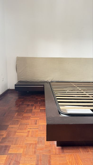 Cama de casal com elevação. A cama é usada mas em excelente estado, tem a cabeçeira descascando, nada que um estofo novo não resolva!