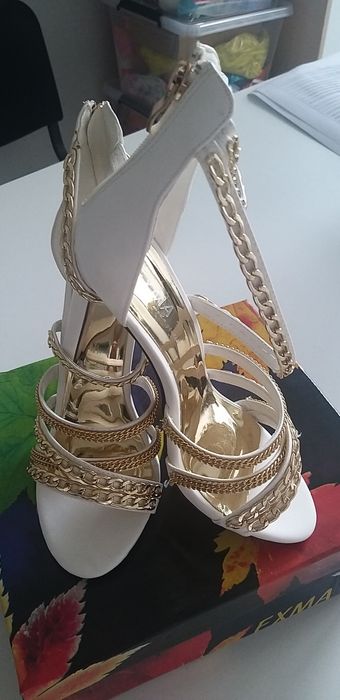 Na szpilce z łańcuszkami
