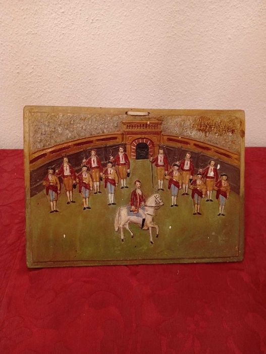 Placa de barro com cena tauromática