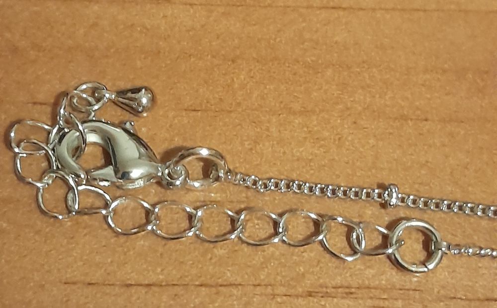 Colar prateado com flor