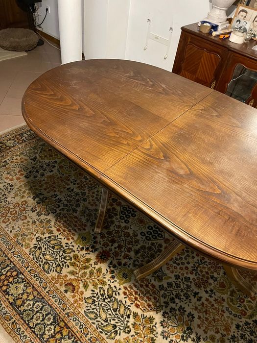 Mesa oval em madeira