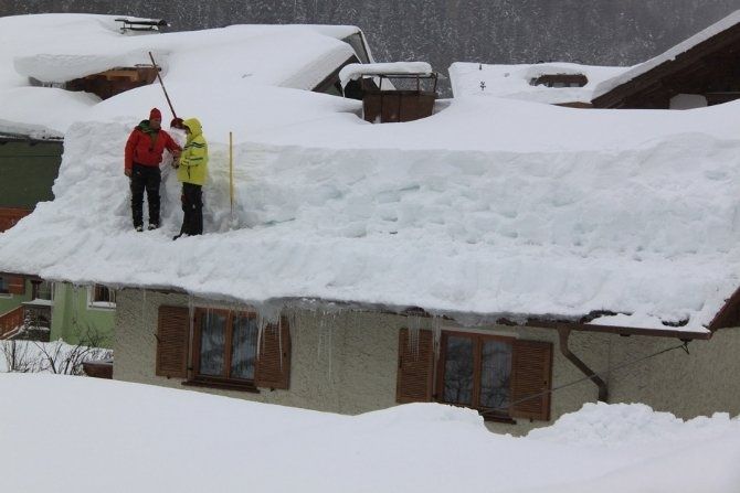 Odśnieżanie dachów płaskich, hal, śnieg, dach