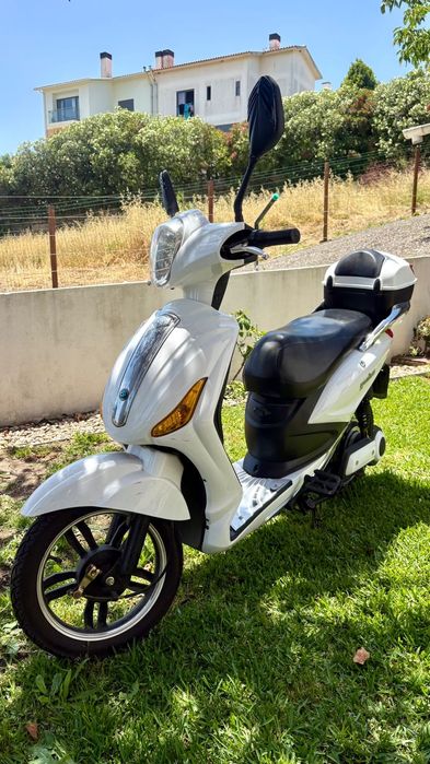 Bicicleta elétrica Yadea em excelente estado de conservação