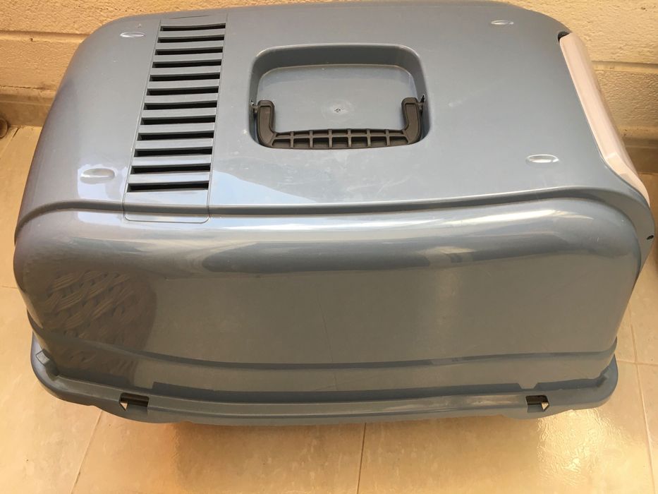 Liteira para gatos azul,  com pouco uso, como nova.