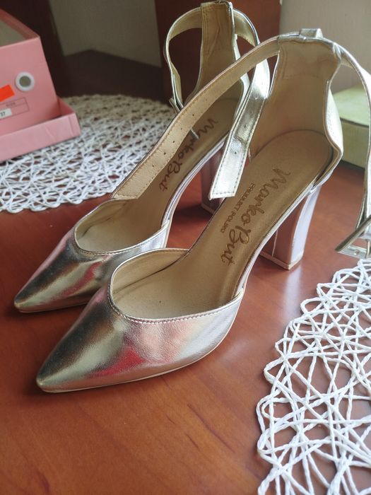 Prawie nowe buty na obcasie