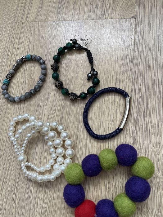 Bransoletki, pięć.