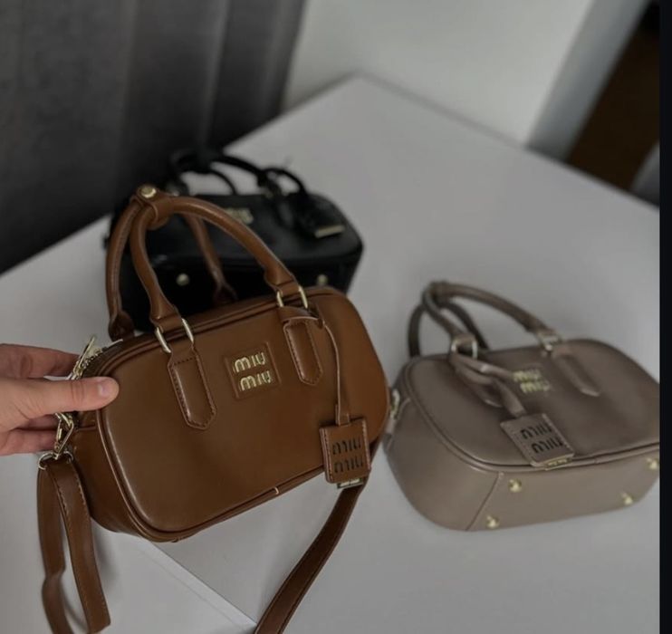 Остання в кольорі мокко сумочка міу міу