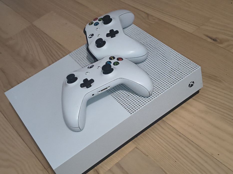 Xbox One z dwoma kontrolerami i 29 grami