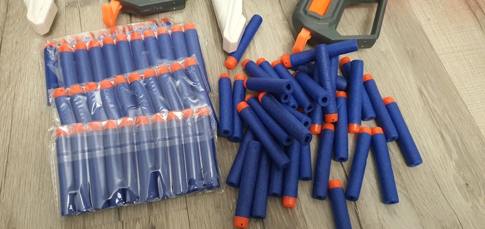 Dwa pistolety - wyrzutnie nerf plus strzałki