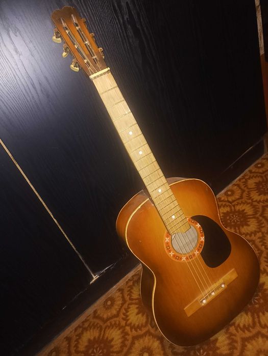 акустична добра шестиструнна гітара