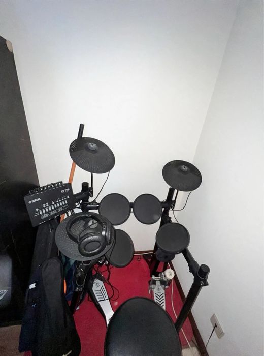 Bateria Eletrónica Yamaha DTX402K + Banco + Auscultadores Roland + Baquetas