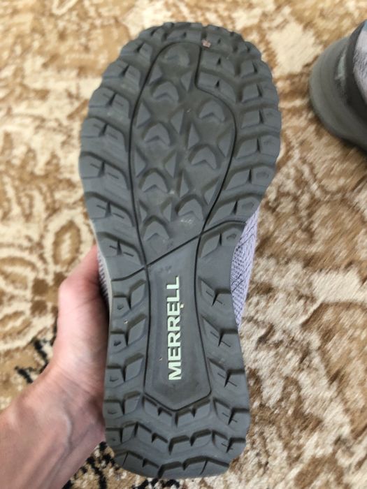Женские кроссовки Merrell Fly Strike в сером цвете с бирюзовыми деталями.