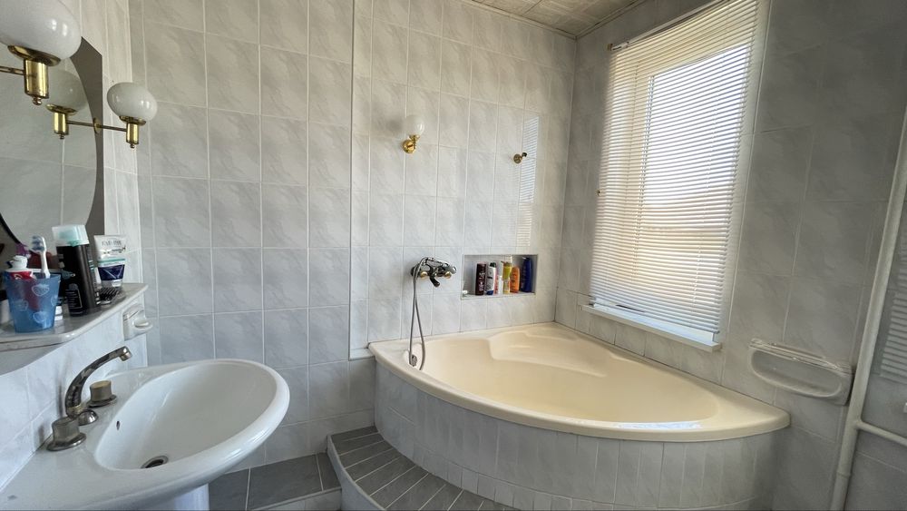 Продається будинок з басейном та сауною