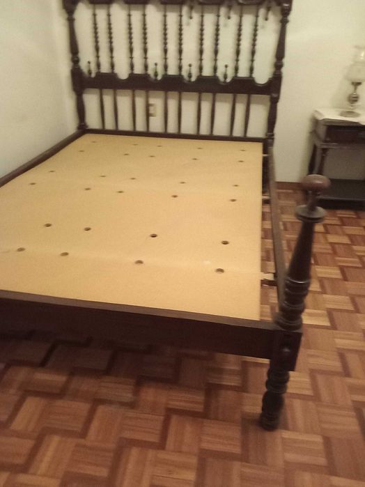 Cama de casal de castanho