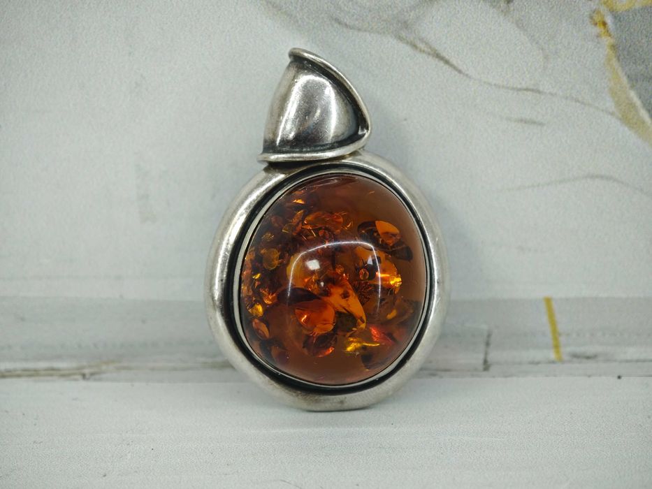 Zawieszka ze srebra próby 925 z bursztynem 21,73g