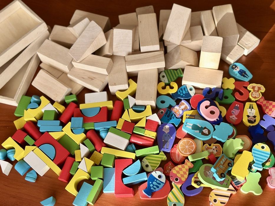 Комплект дерев'яних іграшок з контейнером для зберігання