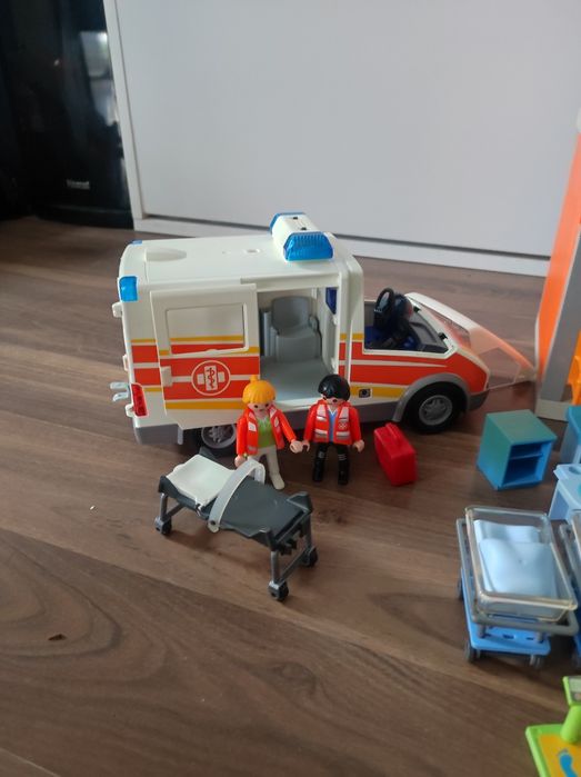 Ogromny szpital dziecięcy Playmobil 6657+ karetka i helikopter+akcesoria