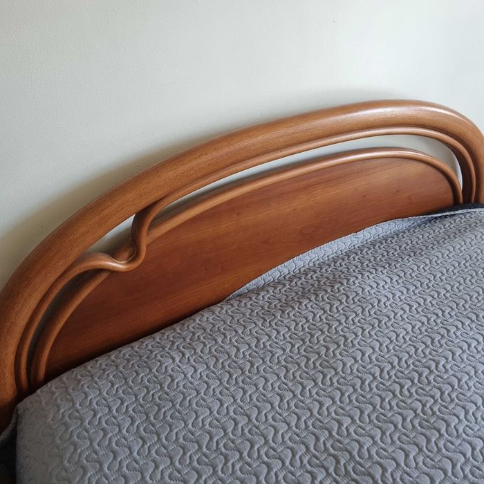 Quarto em excelente estado, CAMA, 2 Mesas de cabeceira e estrado!