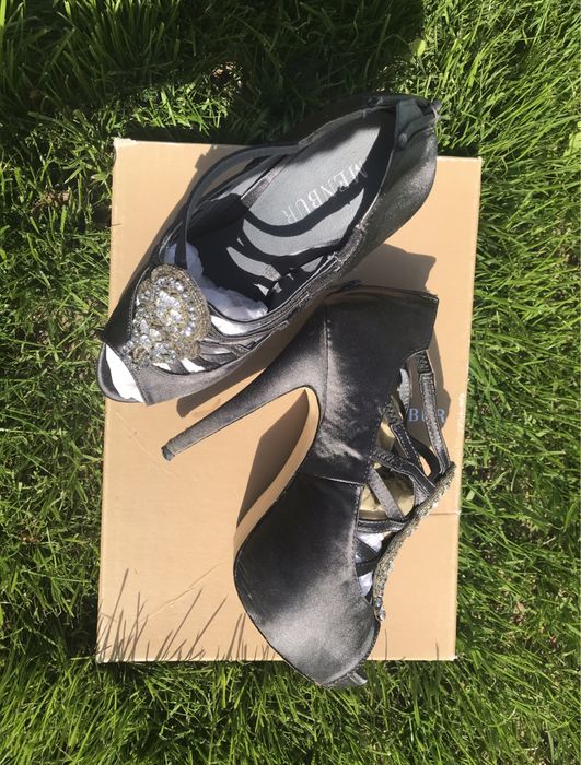 Sandalias com apliques de pedras