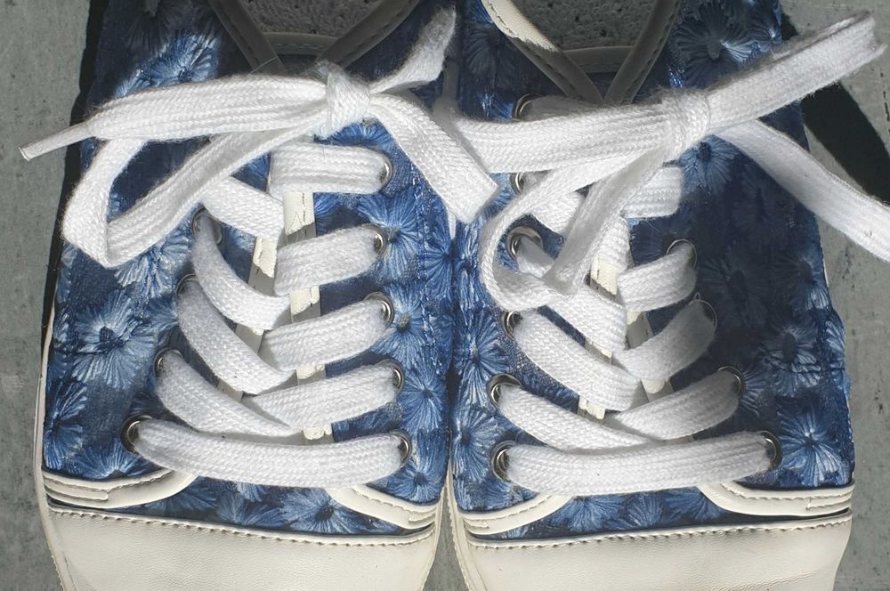 Trampki haftowane na tiulu.