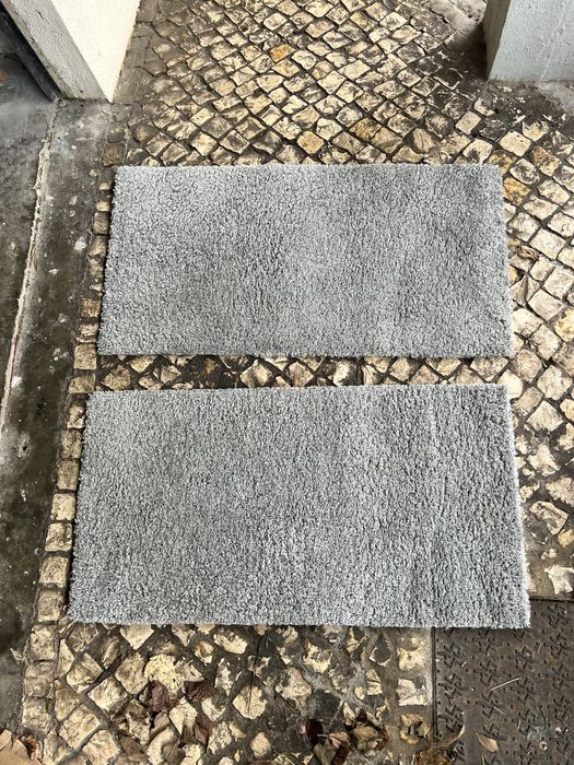 2 tapetes pequenos cinzentos