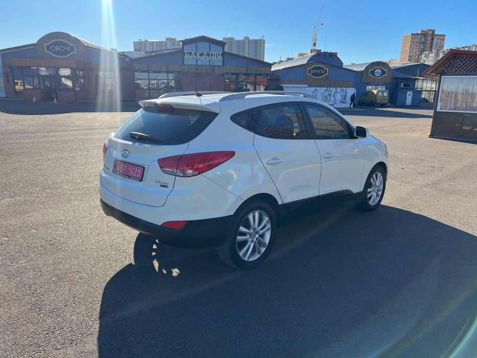 В продажу Hyundai Tucson/IX35 2 літра дизель передній привід із Кореї