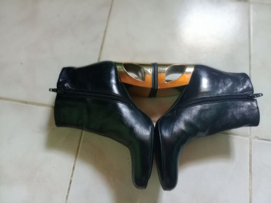 Bota preta de couro sintético com tacon dourado