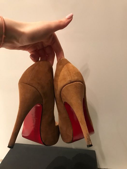 Продаются Туфли Лабутены (Christian Louboutin), Бежевые, 40 р