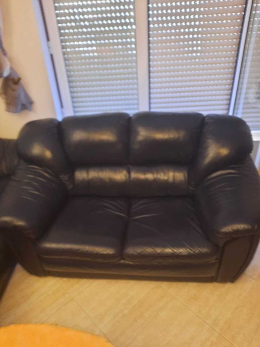 Conjunto sofás em pele