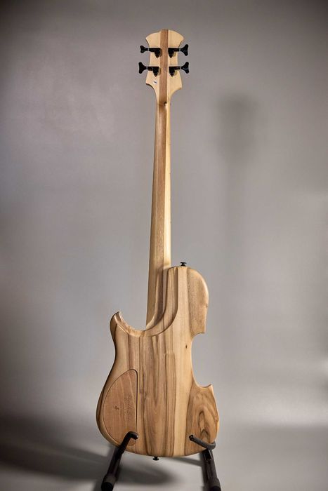 Бас гитара ручної роботи