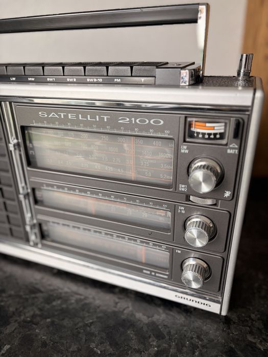 Grundig Satellit 2100 — винтажный радиоприёмник / радіо / Грюндиг